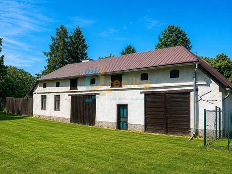 Nabízím k prodeji starší rodinný dům s charakterem venkovské usedlosti v klidné části Modřec u Poličky. Nemovitost tvoří obytná část, uzavře