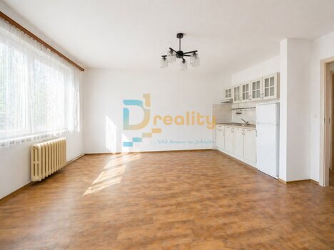 Slunný byt 2+kk s lodžií a sklepem v revitalizovaném domě – Brno, Starý Lískovec